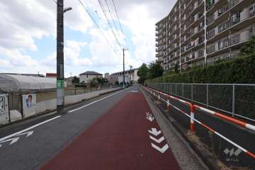 敷地南東側の前面道路（北東側から）