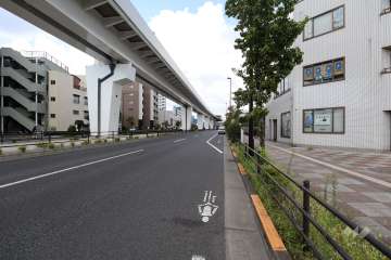 敷地西側の前面道路（南側から）