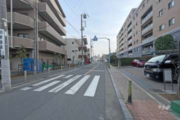 敷地西側の前面道路
