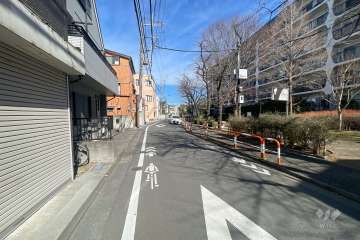 敷地西側の前面道路
