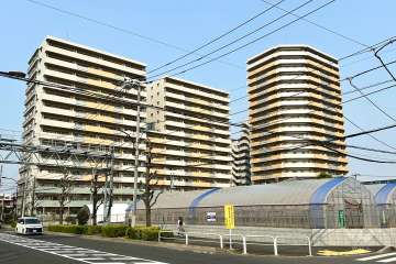 ライオンズタワー竹の塚ガーデンの外観（南西側から）