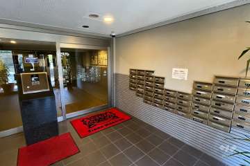 エントランスはオートロック付きです。