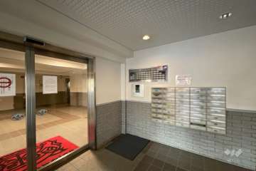 エントランスはオートロック付きです。