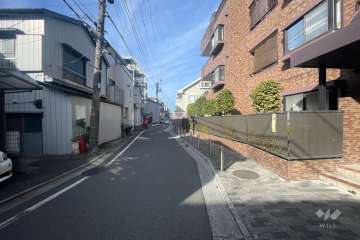 敷地の南側前面道路（東側から）