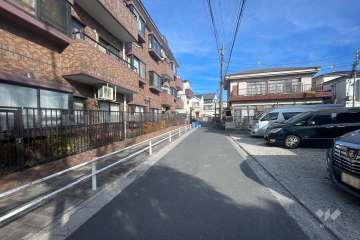 敷地の東側前面道路（南側から）