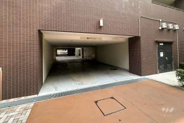 駐車場出入り口（リングシャッター付き）