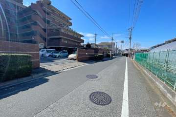 敷地北側の前面道路（東側から）