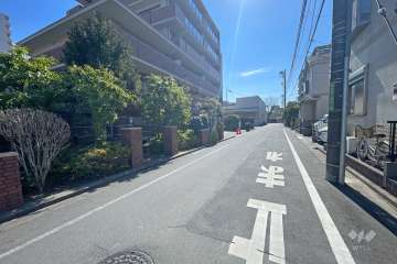 敷地西側の前面道路（北側から）