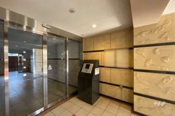 エントランスはオートロック付きです。