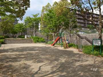 敷地のすぐ西側には公園があります。