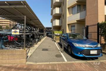 敷地内駐車場（屋外平面式）と駐輪場