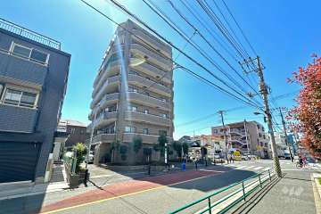 敷地の北側前面道路は新田商店街です（東側から）。