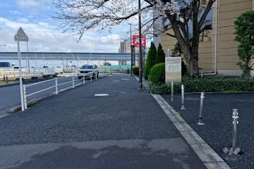 敷地の北東側前面道路（北西側から）