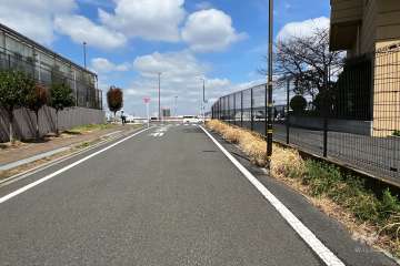 敷地の北西側前面道路（南西側から）