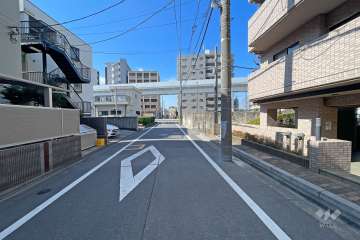 敷地南側の前面道路（東側から）