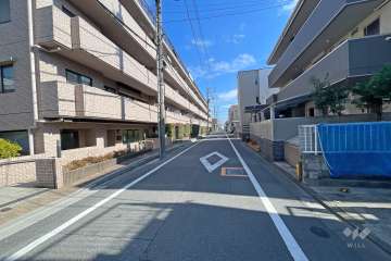 敷地南側の前面道路（西側から）