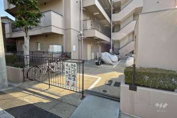 バイク置場と駐輪場