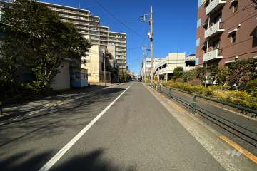 敷地北西側の前面道路（南西側から）