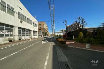 敷地北東側の前面道路（北西側から）