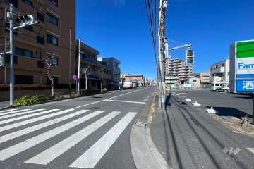 敷地東側前面道路（南側から）