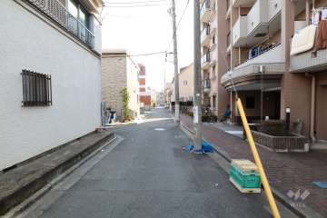 敷地東側の前面道路（北側から）