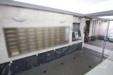 エントランスはオートロック付きです。