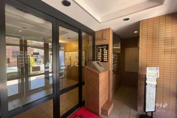 エントランスはオートロック付きです。