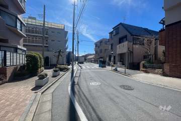 敷地の西側前面道路（北側から）