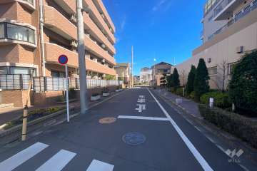 敷地の南側前面道路（西側から）　