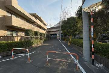 敷地西側の前面道路
