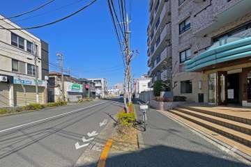 敷地南側の前面道路（東側から）