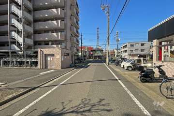 敷地西側の前面道路（南側から）