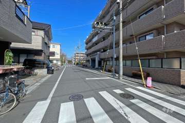 敷地西側の前面道路（南側から）