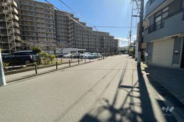 敷地北西側の前面道路（北東側から）