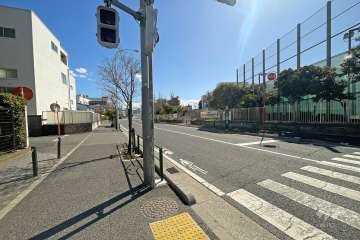 敷地西側の前面道路（北側から）