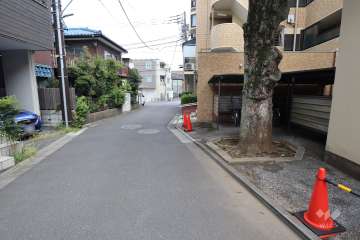 敷地北側の前面道路（西側から）