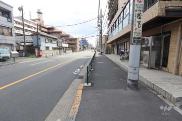 敷地東側の前面道路（北側から）