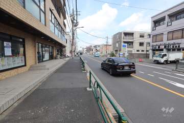 敷地東側の前面道路（南側から）