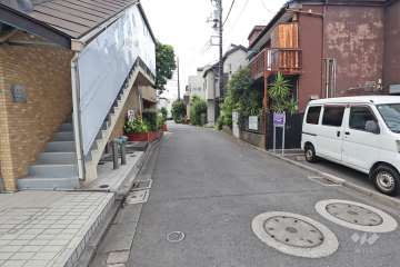 敷地北側の前面道路（東側から）