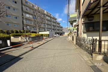 敷地東側の前面道路（南側から）