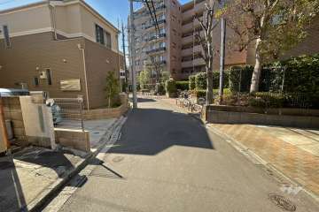 敷地南東側の前面道路（北東側から）