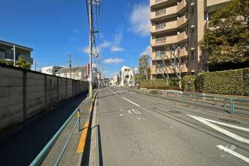 敷地南西側の前面道路（南東側から）