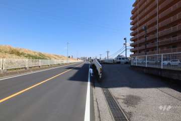 敷地北側の前面道路（西側から）