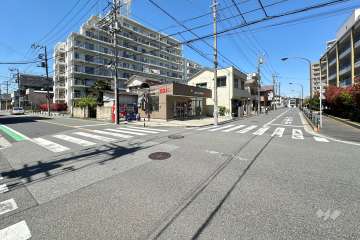 敷地の東側前面道路（南側から）