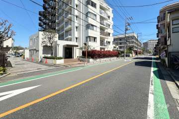敷地の南側前面道路（西側から）