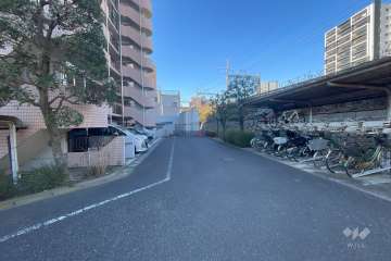 敷地内駐車場（屋外平面式）と駐輪場　