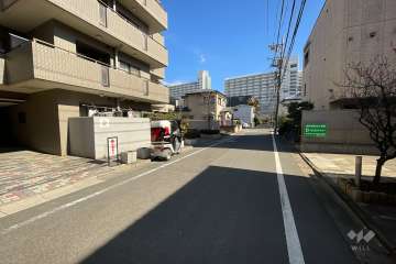 敷地の南側前面道路（西側から）