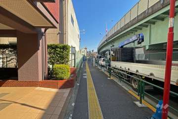 敷地の北側前面道路は環七通り沿いです（東側から）。