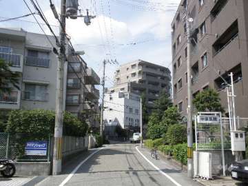 敷地の前面道路。周辺はマンションと一戸建てが混在する静かな住宅地です。