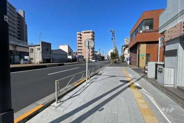 敷地西側の前面道路（南側から）